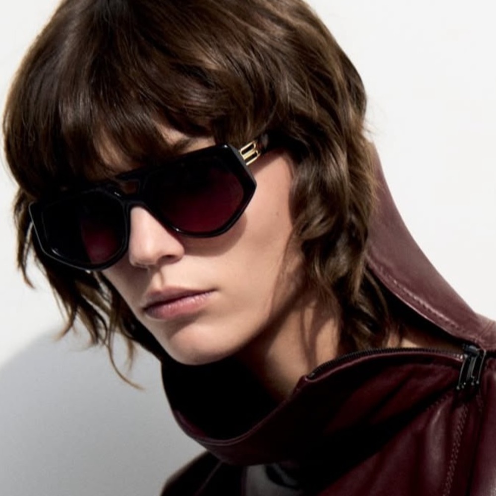 Victoria Beckham Black Sunglasses with Gradient Lenses